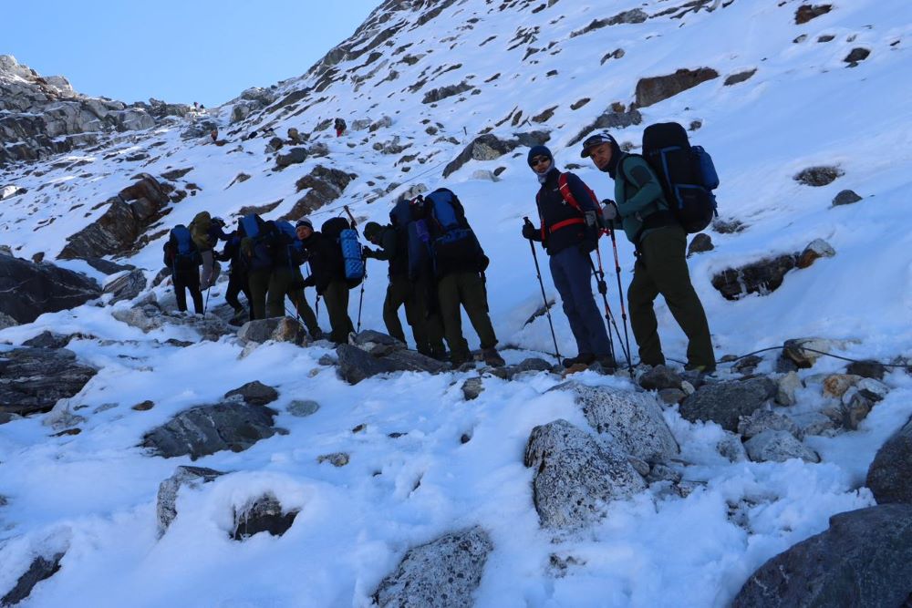 नेपाली सेनाको टोलीबाट सगरमाथा हिमालको सफल आरोहण   